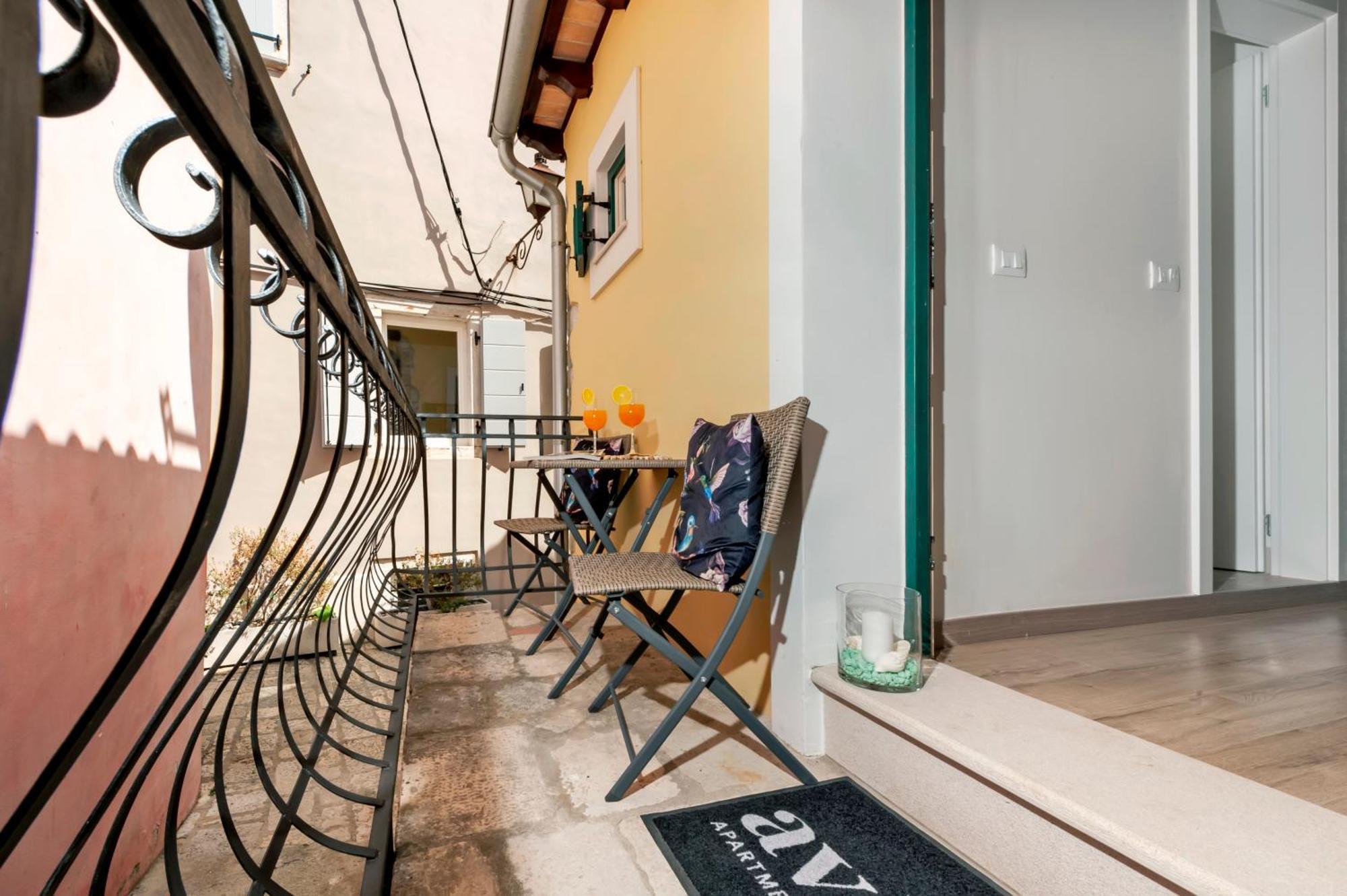 Yellow House Rovinj Bilik gambar